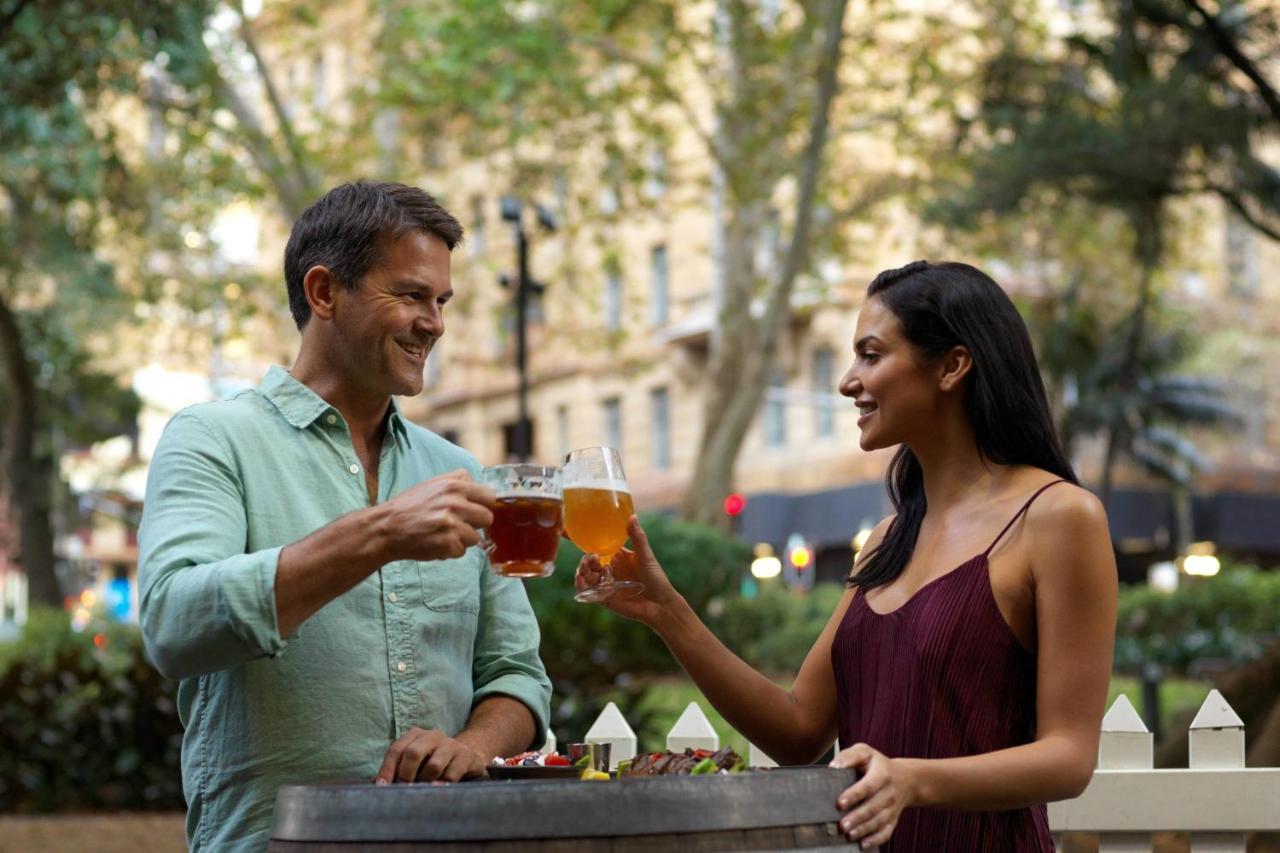 فندق سيدني هاربور ماريوت أت سيركولار كواي المظهر الخارجي الصورة A couple drinking beer