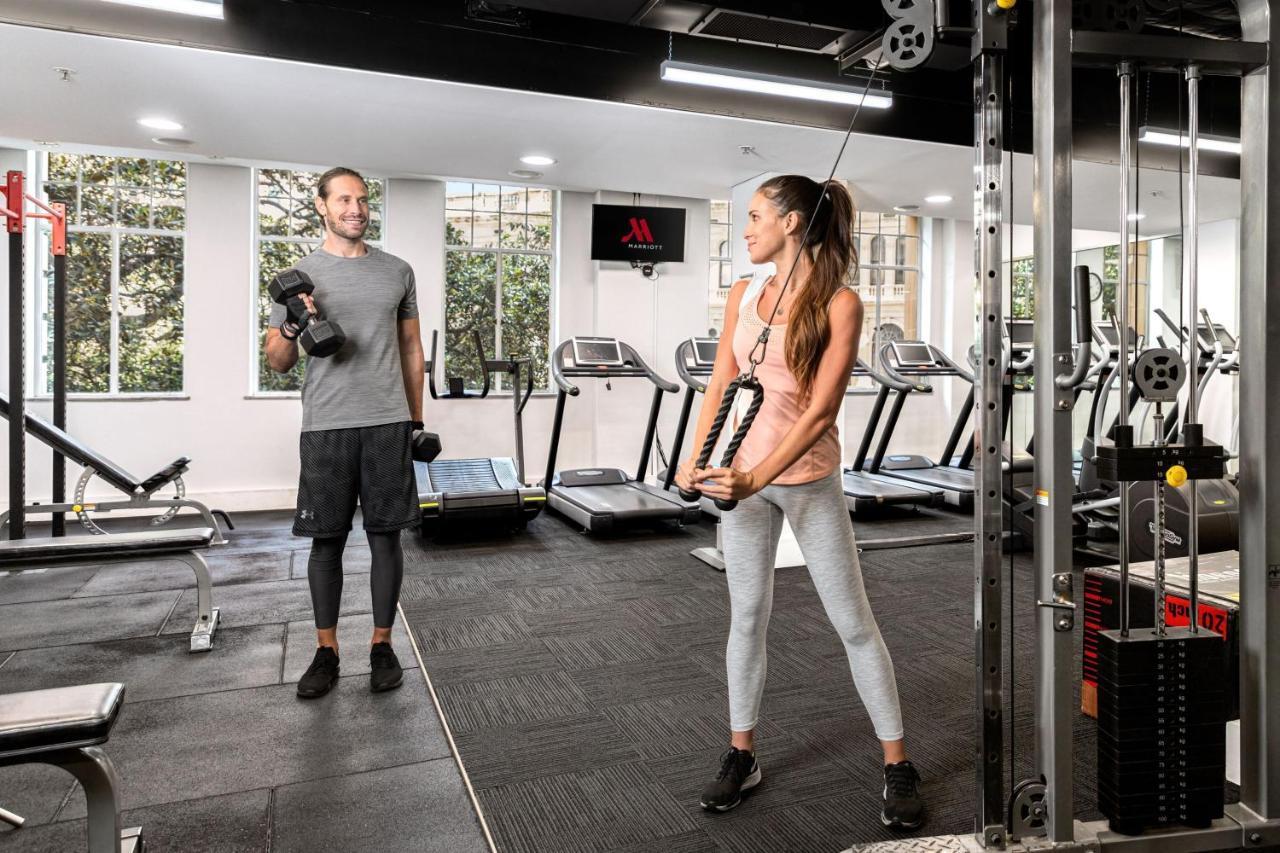 فندق سيدني هاربور ماريوت أت سيركولار كواي المظهر الخارجي الصورة Personal trainer with a client