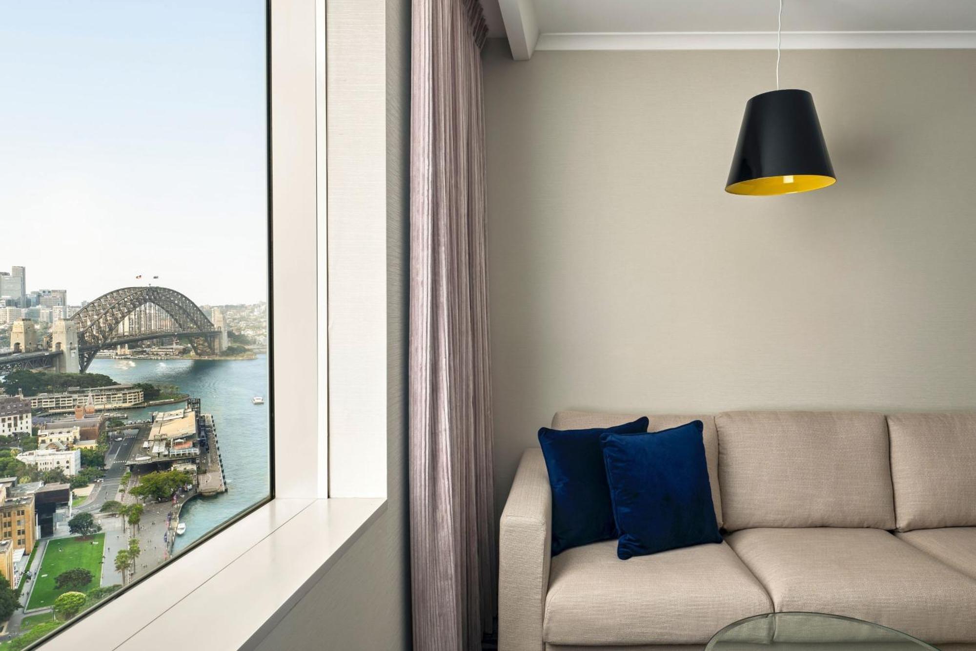 فندق سيدني هاربور ماريوت أت سيركولار كواي المظهر الخارجي الصورة A view of the Sydney Harbour Bridge from a suite at the hotel