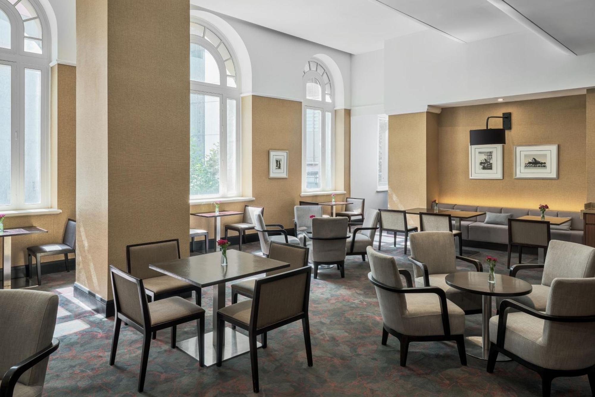 فندق سيدني هاربور ماريوت أت سيركولار كواي المظهر الخارجي الصورة The Club lounge at Hong Kong International Airport