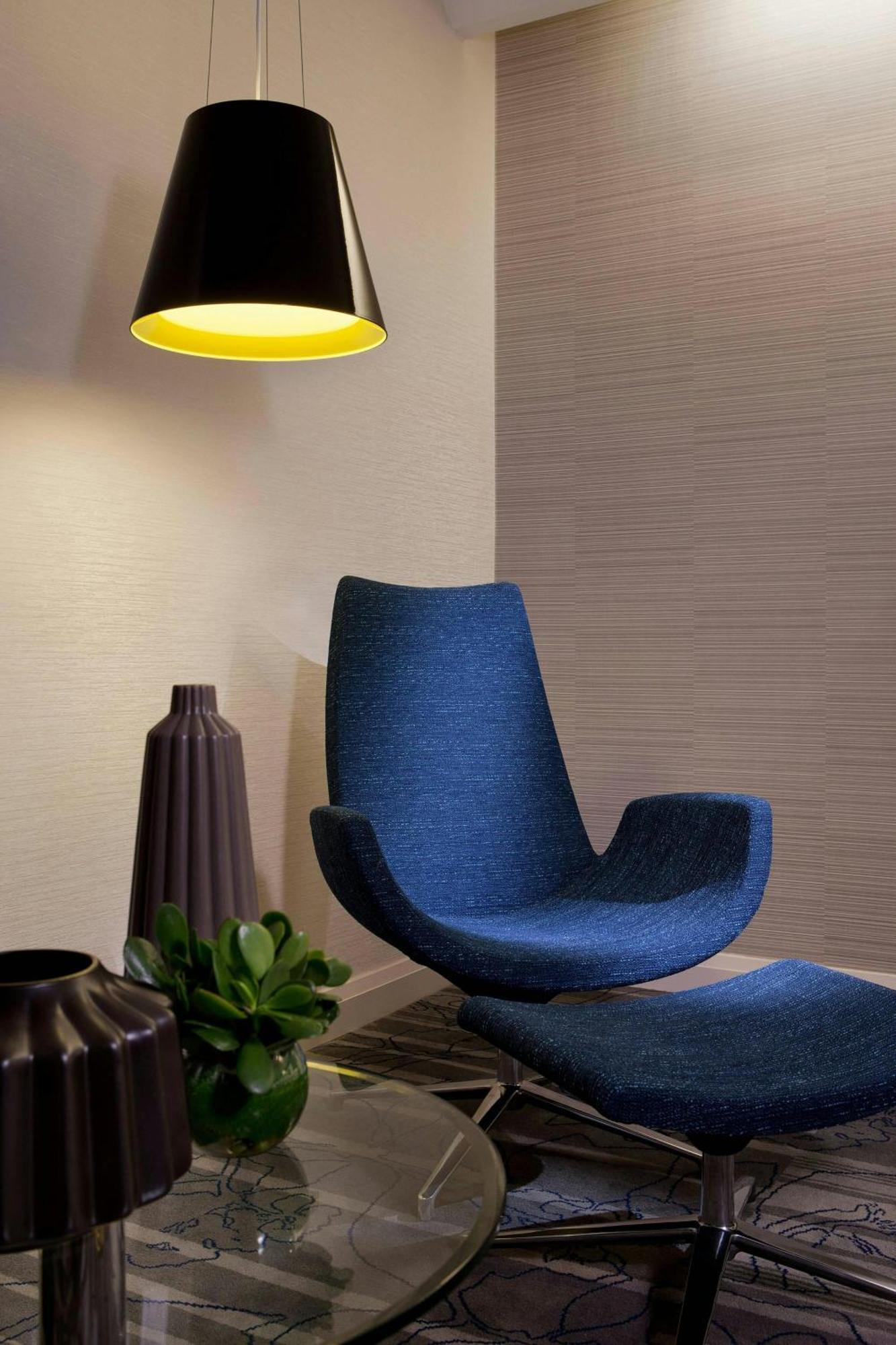 فندق سيدني هاربور ماريوت أت سيركولار كواي المظهر الخارجي الصورة A chair with a blue cushion
